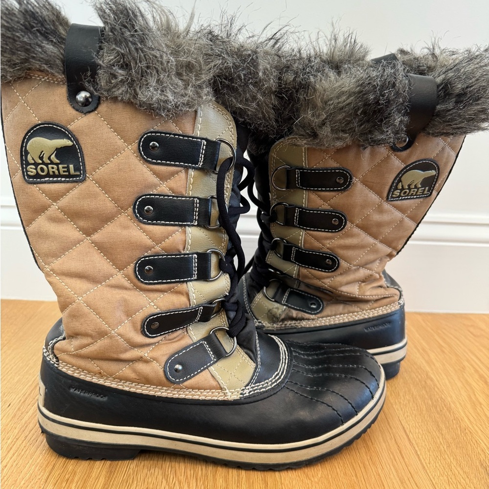 Sorel Tan and Black Quilted Boots with Faux Fur